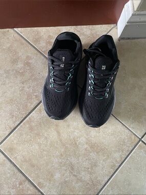 New Brooks Black Running Shoes with Teal Accents size 7